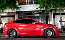 Вид сбоку на красный BMW X6, БМВ, улица, город, ночь, деревья, диски, тюнинг